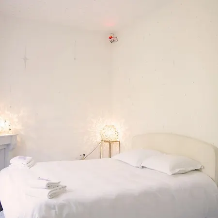 Maison Stella Cadente, Artistique Et Jardin A 3* Provins